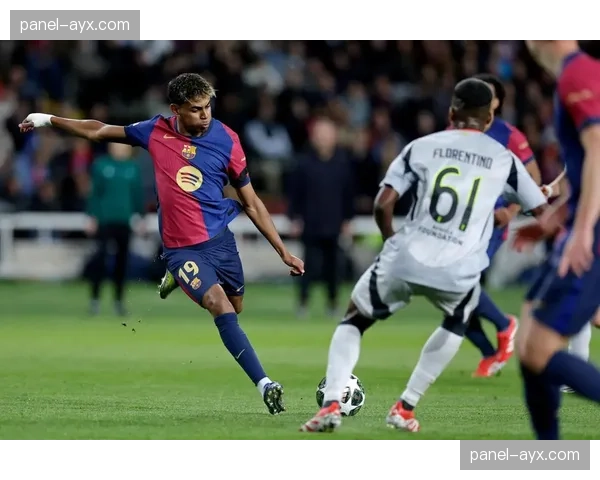 终场哨响，巴萨16岁小将亚马尔掩面离场，老将莱万上前安慰